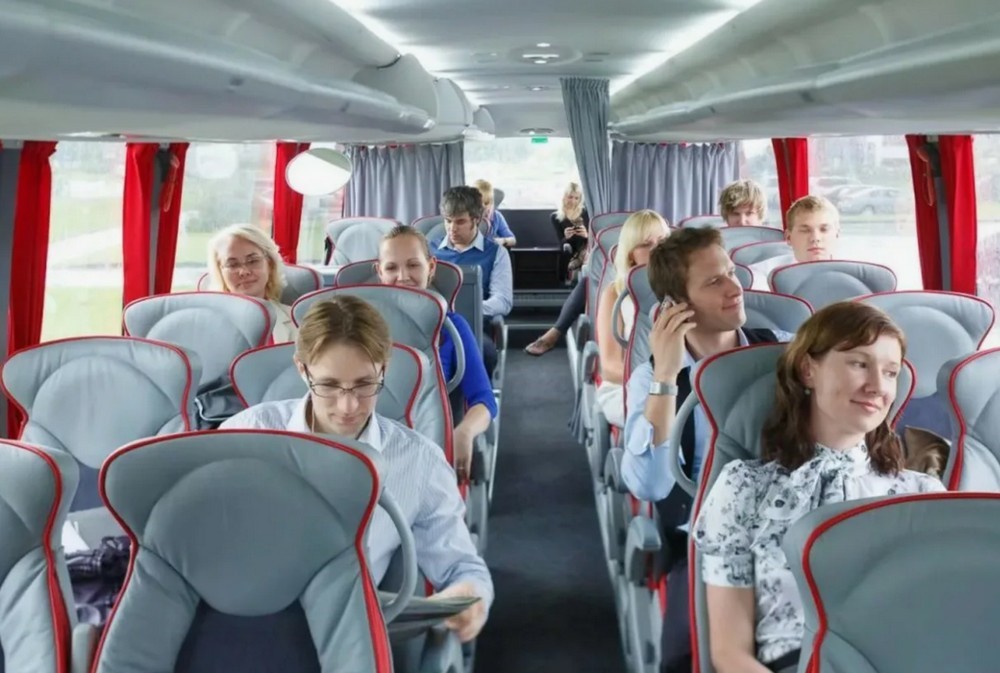 Выпускники в автобусе