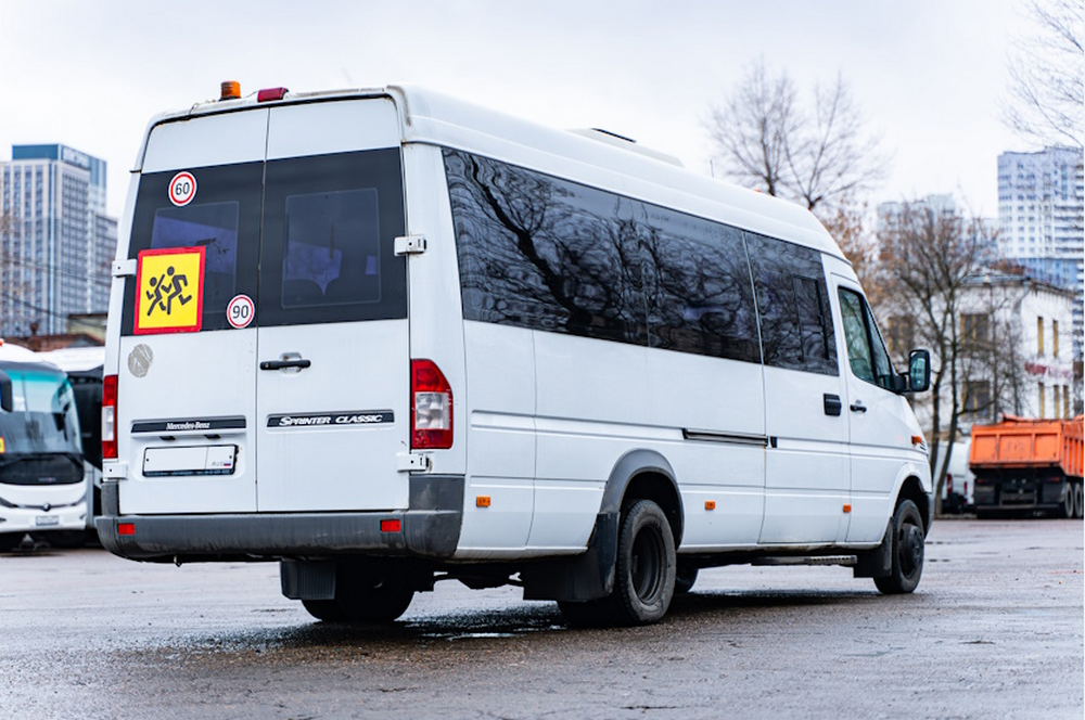 Автобус с выпускниками