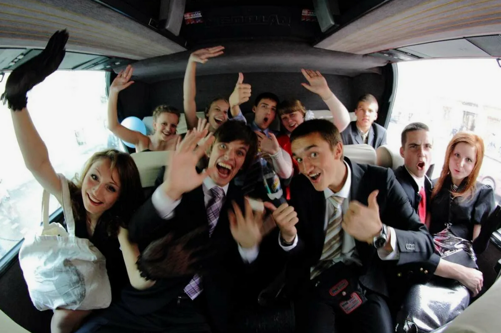 Фотосессия выпускников в автобусе