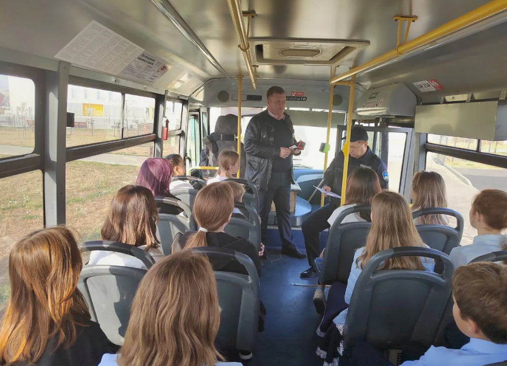 Проверка учеников в автобусе