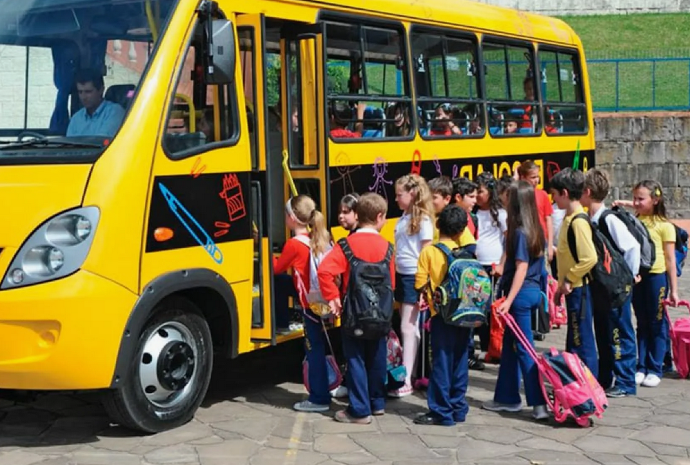 Дети у автобуса