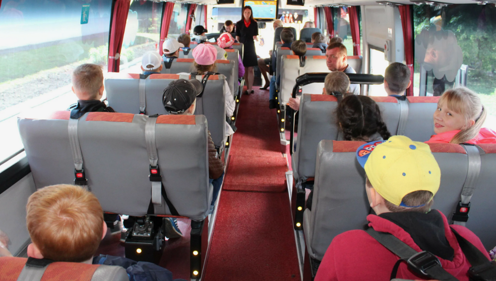Дети в автобусе в ожидании поездки