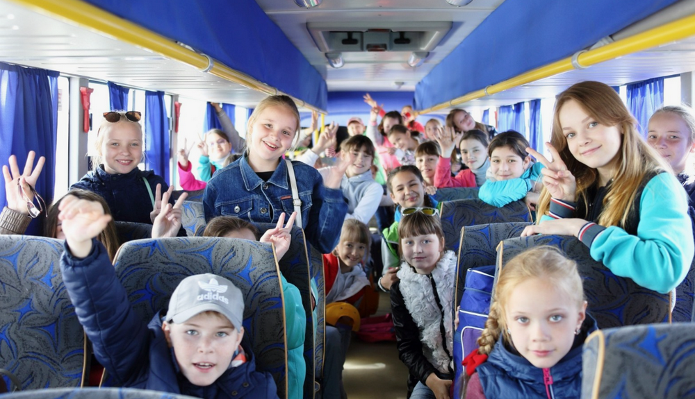 Игровые моменты детей в автобусе