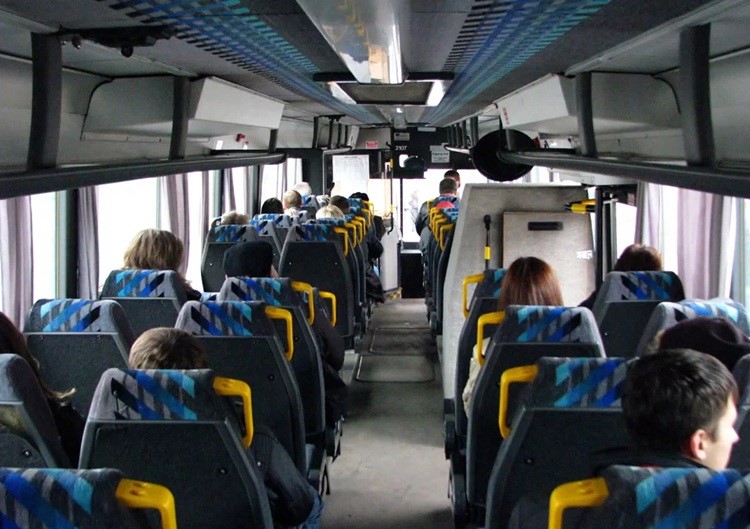 Дети у автобуса