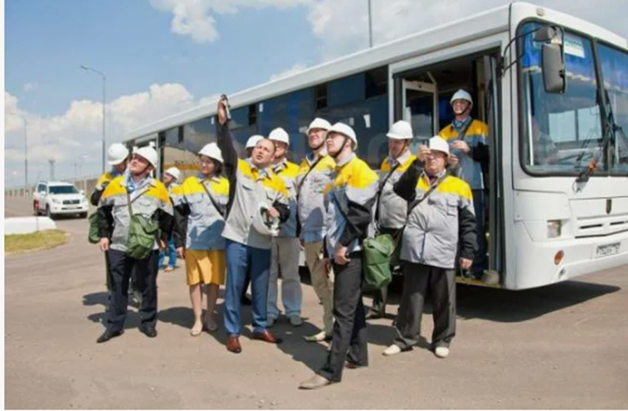 Дети у автобуса