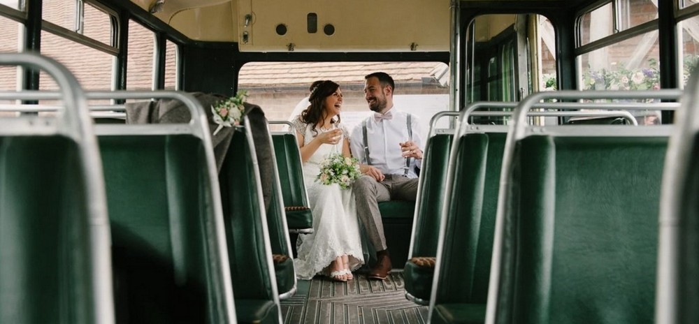 Жених и невеста в автобусе